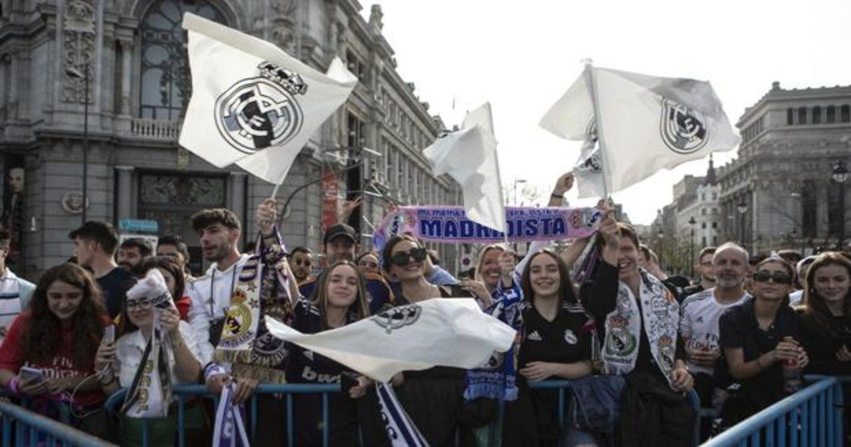 Aficionados del Madrid en la Cibeles