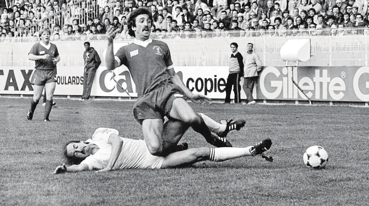 David Johnson, del Liverpool, recibe una entrada del madridista Uli Stielike en la final de 1981