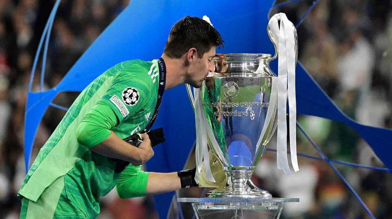 Courtois besando el trofeo de la Champions