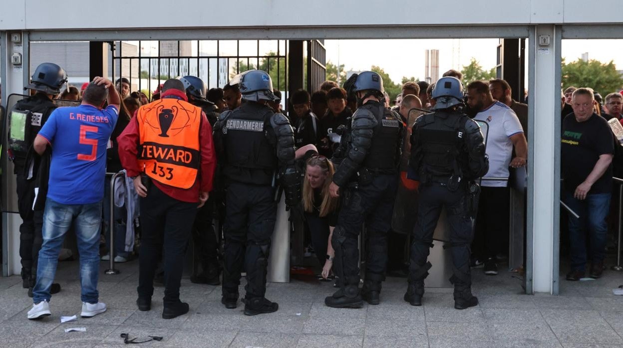 El balance de la policía francesa: 105 detenidos por los incidentes en Saint Denis