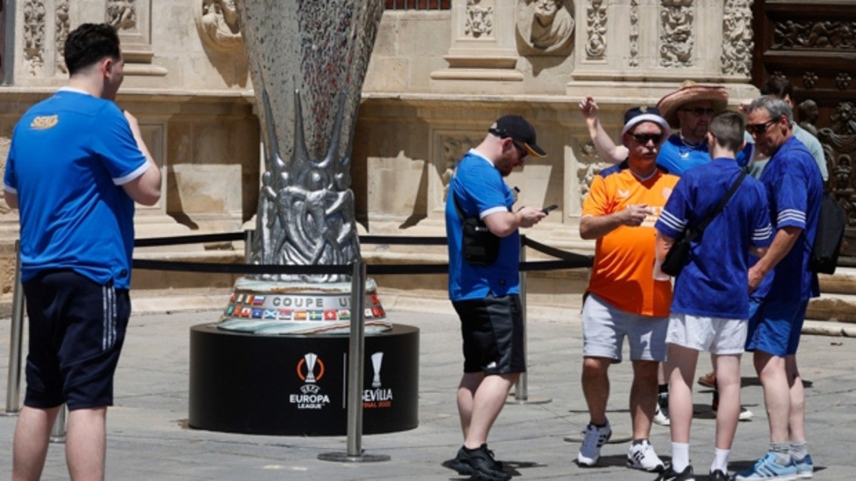 Varios aficionados del Rangers charlan en el centro de Sevilla