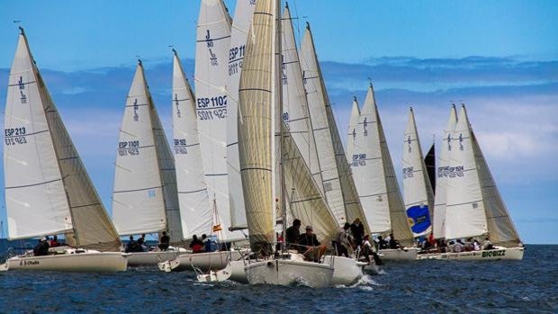 La Regata SURNE-Trofeo Eskarra anuncia la llegada de las citas de verano