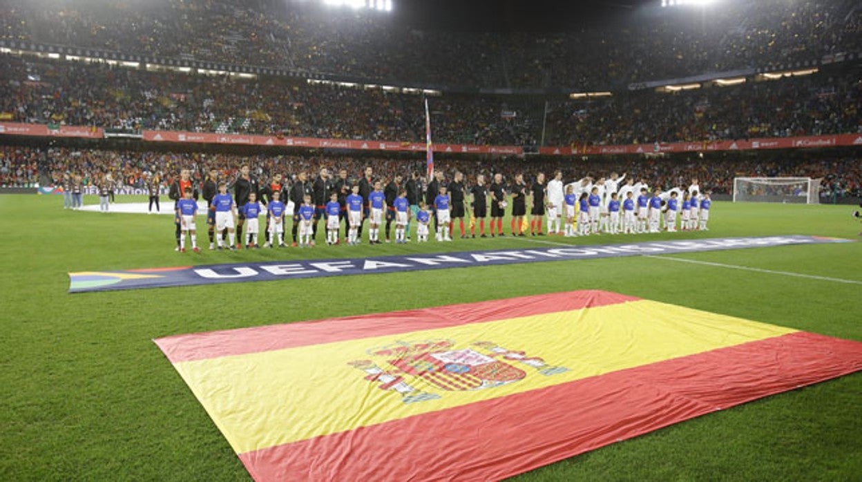 España e Inglaterra escuchan los himnos en el último partido de la Liga de Naciones en el Villamarín