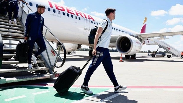 La selección española aterriza en Sevilla para preparar su debut ante Portugal