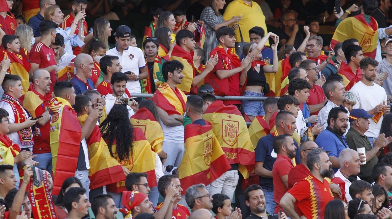 Las banderas de España llenaron las gradas del Villamarín