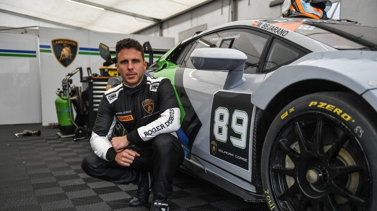 Manu Bejarano, junto a su Lamborghini