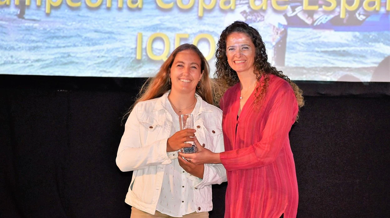 Pilar Lamadrid, con Isabel Sánchez en la gala de la Federación Andaluza de Vela