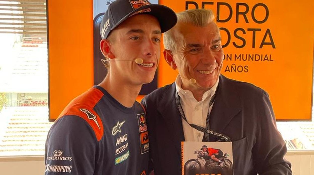 Pedro Acosta y Jaime Alguersuari posan con el libro dedicado al piloto