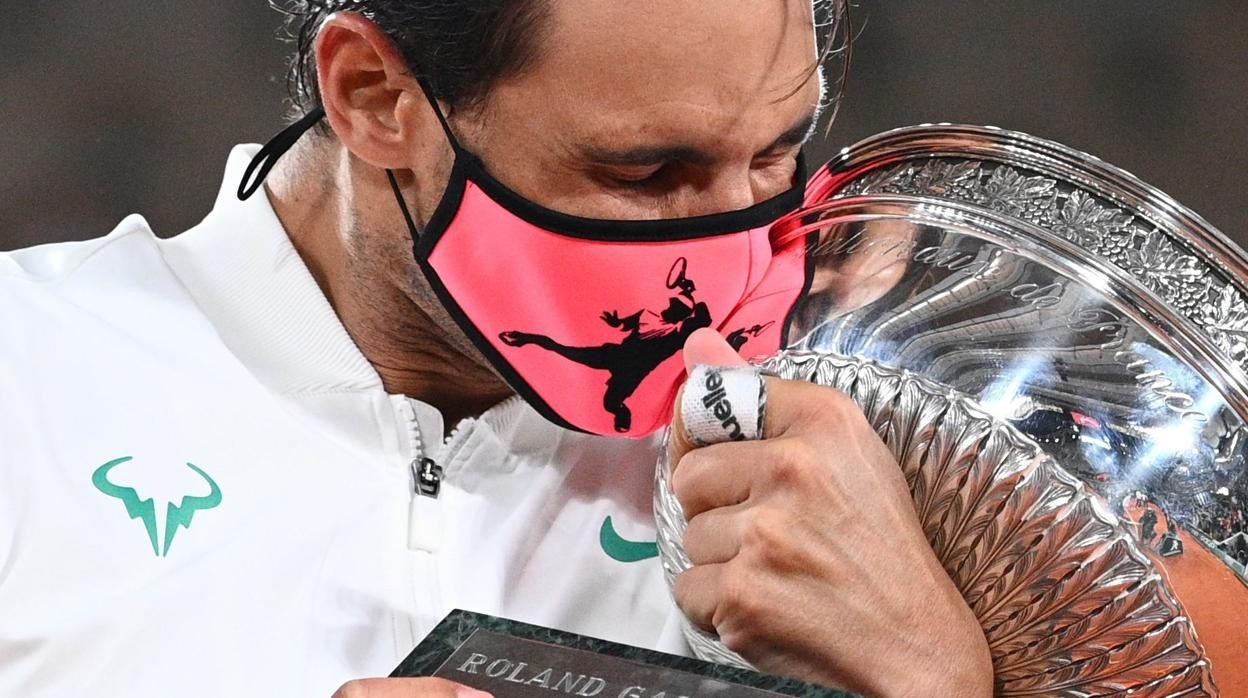 Rafael Nadal, junto con la 'Copa de los Mosqueteros' conseguida en 2020