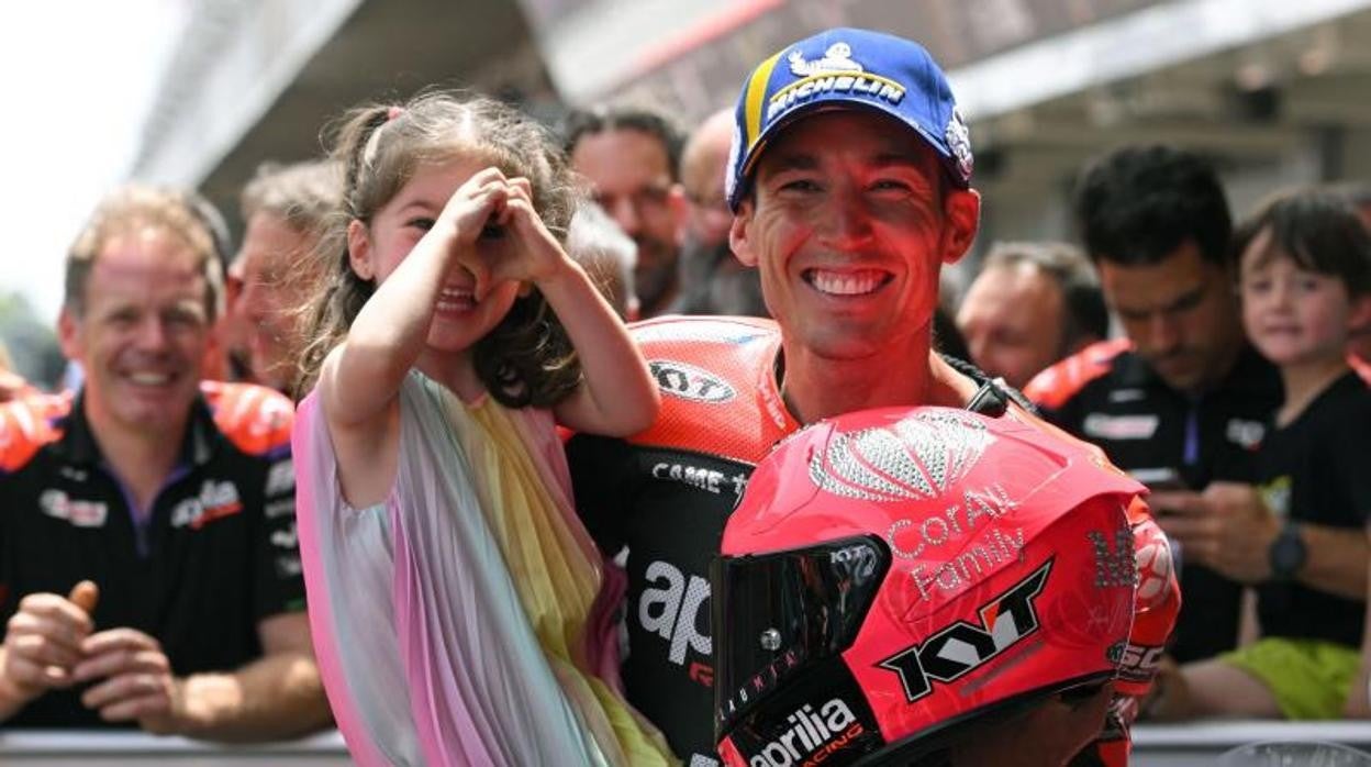 Aleix Espargaró celebra con su hija la pole lograda con el casco rosa