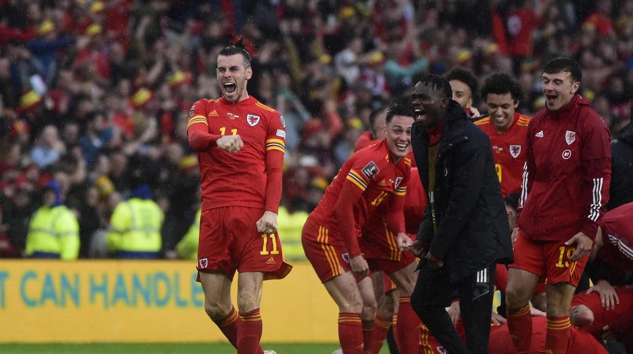 Bale celebra junto a sus compañeros la clasificación de Gales para el Mundial