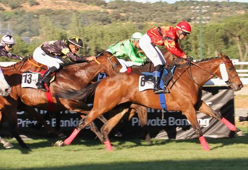 Spanish Colt ganó la tercera carrera, el Premio Tributo a Lester Piggot