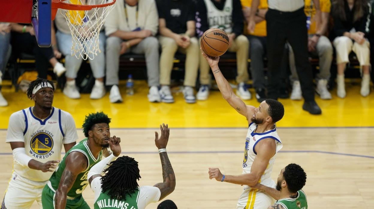 Stephen Curry entrando a canasta en el segundo partido de las Finales