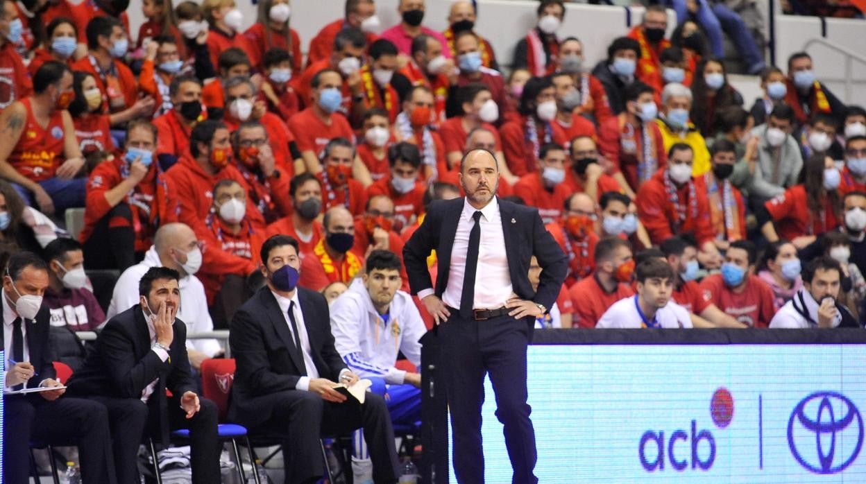 Chus Mateo, durante un partido al frente del Madrid