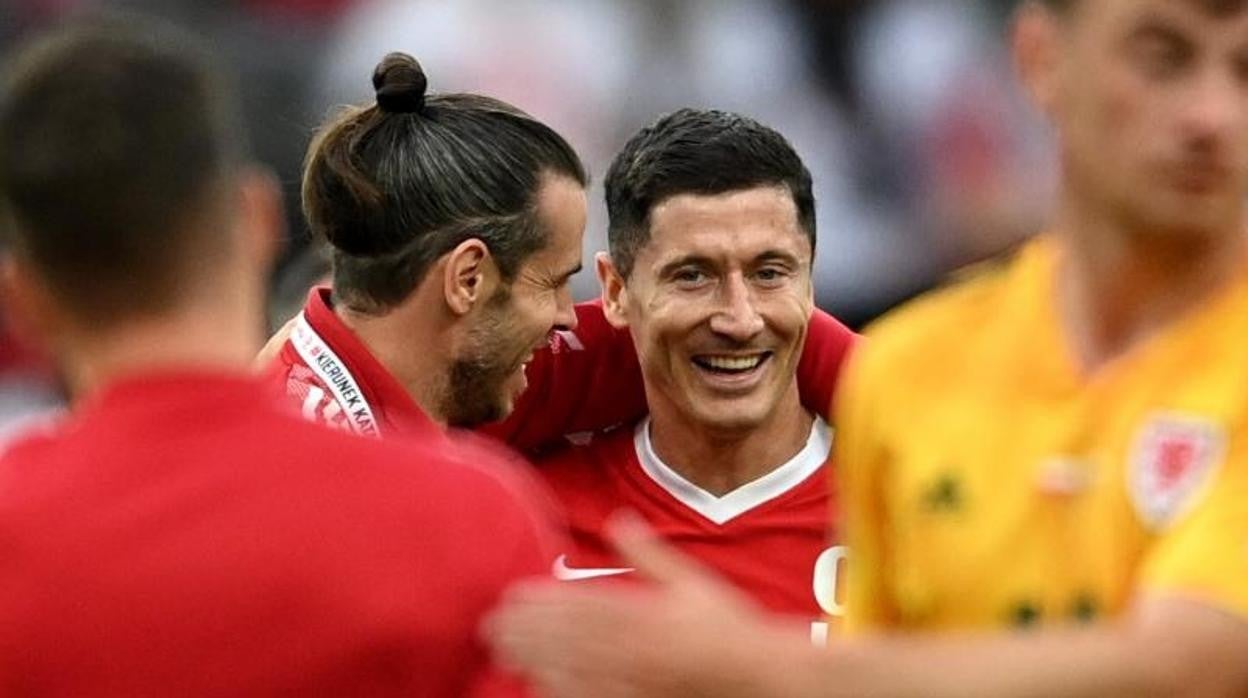 Lewandowski y Bale charlan durante un partido