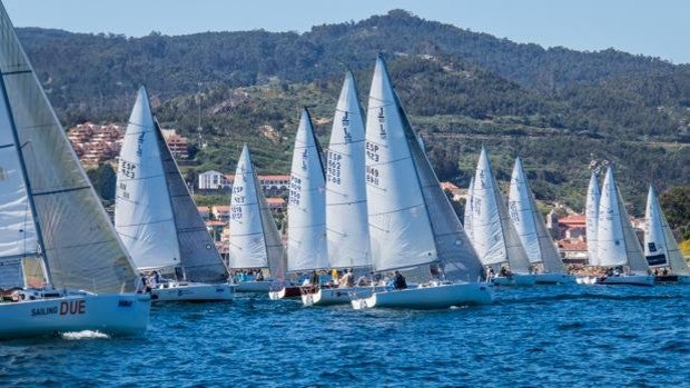 Un mano a mano a vela por las Rías Baixas con el VIII Memorial Rafael Olmedo