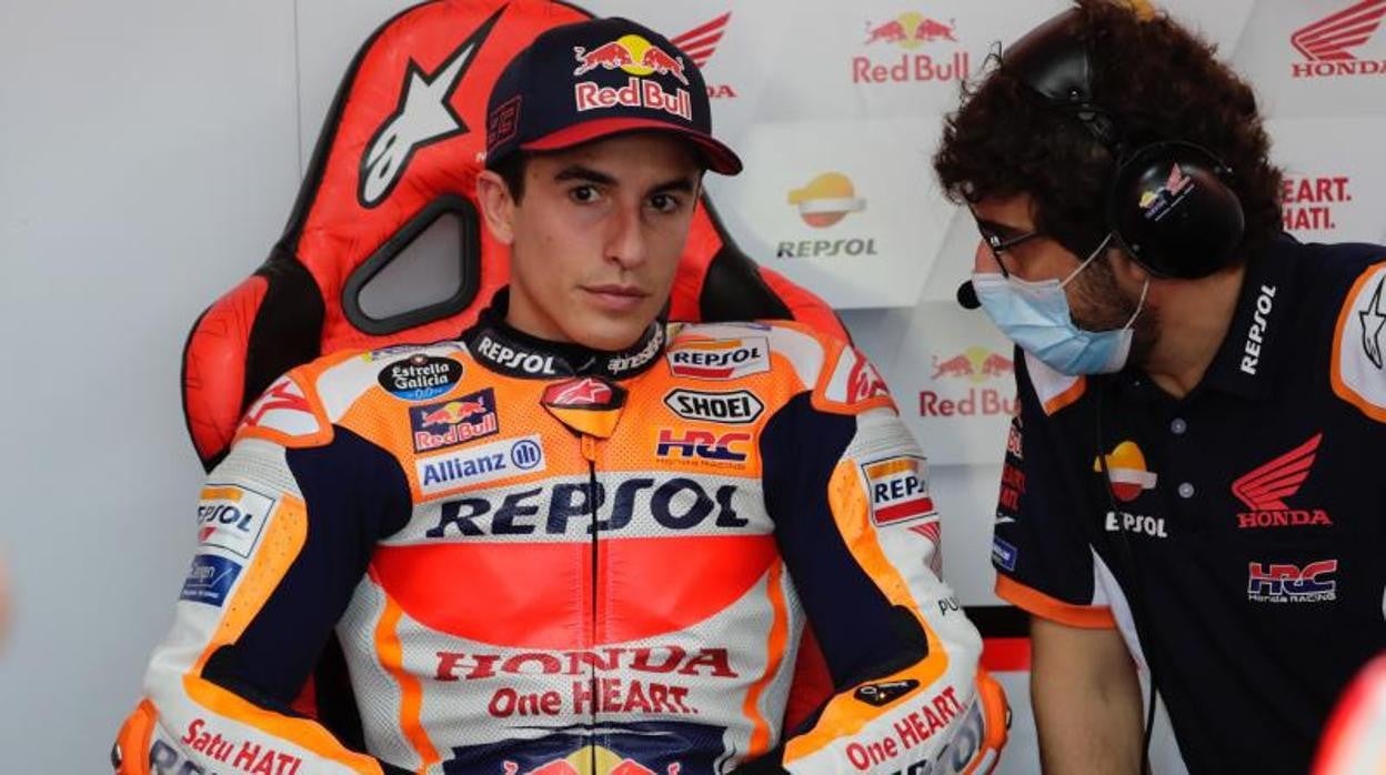 Marc Márquez comparte impresiones con su mecánico