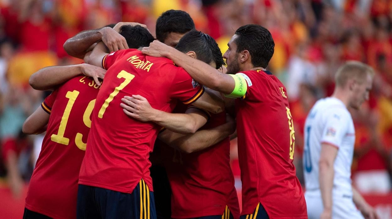 Los jugadores de España celebran uno de sus goles