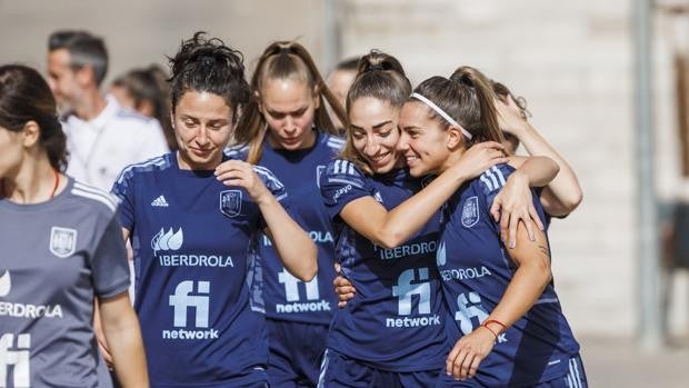 La selección femenina firma un acuerdo «histórico» para la igualdad económica con la masculina