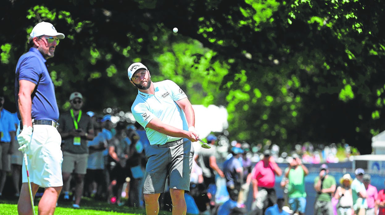 Jon Rahm y Phil Mickelson en su práctica de ayer