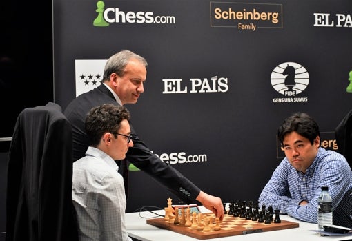 El presidente de la FIDE hace el 'saque de honor' en la partida entre Fabiano Caruana e Hikaru Nakamura