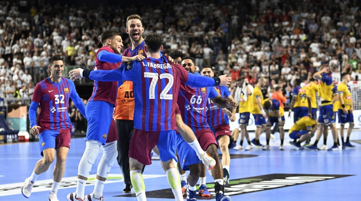 Los jugadores del Barcelona celebran un gol