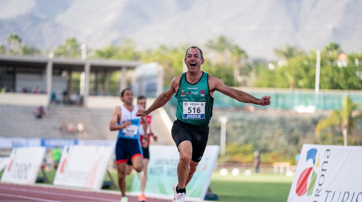 Jesús Molinero, celebrando su victoria en los 100 metros lisos