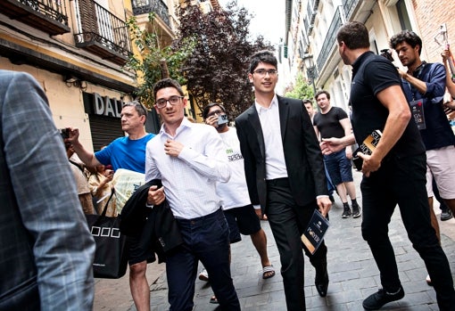 Caruana y Firouzja llegan al Palacio de Santoña, rodeados de aficionados