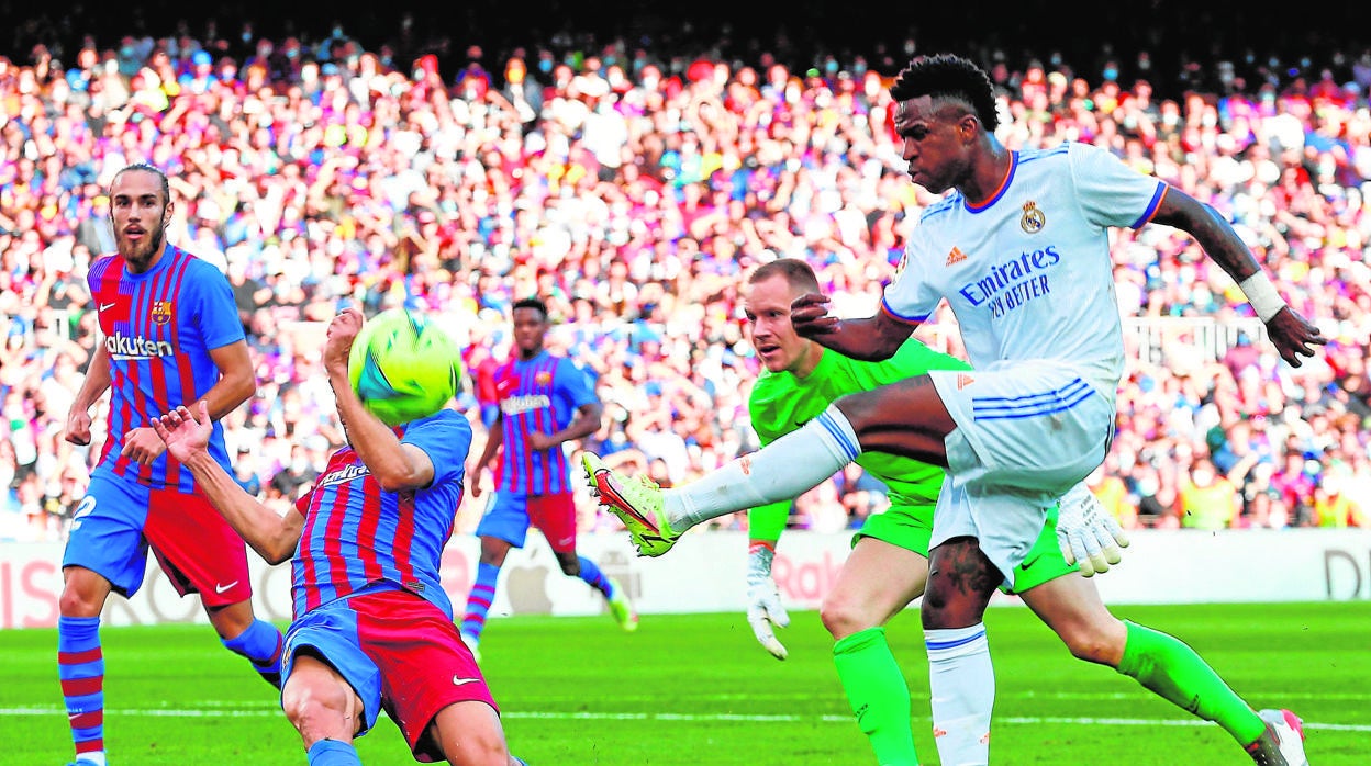 Vinicius, durante la ida del clásico de Liga en el Camp Nou