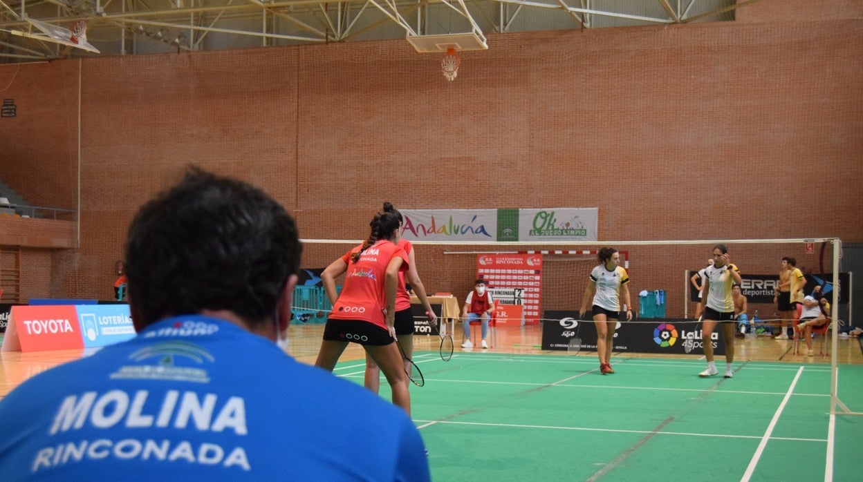 El técnico rinconero, Antonio Molina, atento a un partido de su equipo