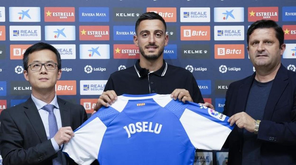 Joselu ha sido presentado este lunes como nuevo jugador del Espanyol