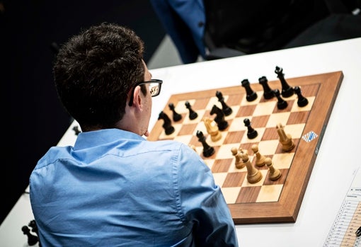 Fabiano Caruana, solo ante el tablero