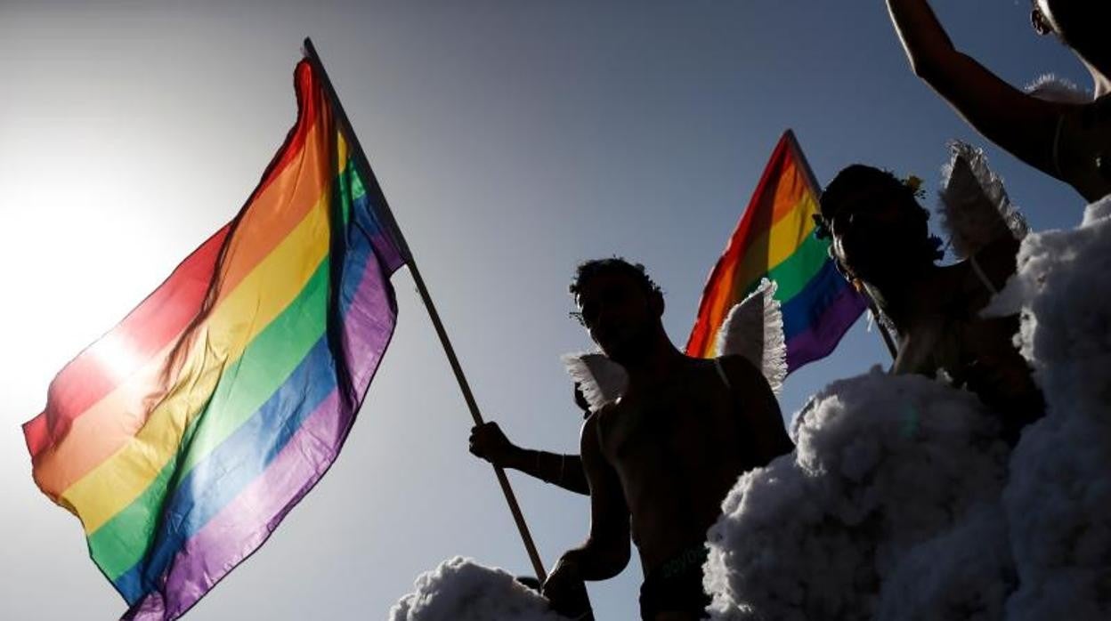 Imagen de archivo de una bandera LGTBI en una manifestación del Orgullo en Barcelona