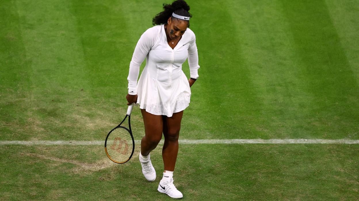 La tenista Serena Williams lamenta el fallo durante su partido en Wimbledon este martes