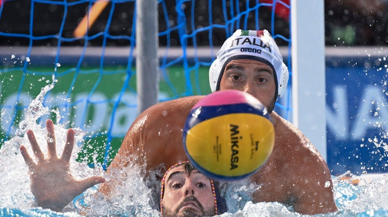 De Toro, en primer plano, luchando por la pelota ante el italiano Di Fulvio