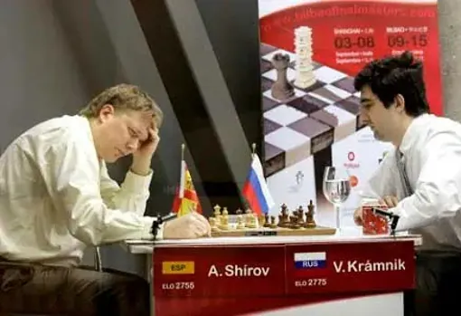 La victoria de Shirov contra Kramnik en 1998 fue tan confusa que no hay ni fotografías buenas, como si alguien hubiera querido borrar el engaño que sufrió el español