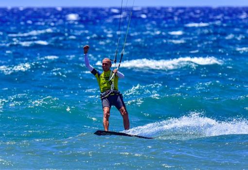 Ochenta años volando con una tabla y un kite