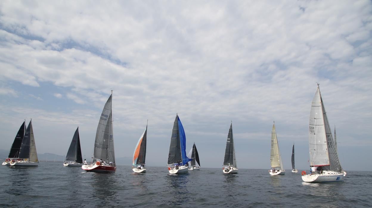 Comenzó en el Abra la I Regata del Cantábrico Getxo-Gijón con 25 barcos