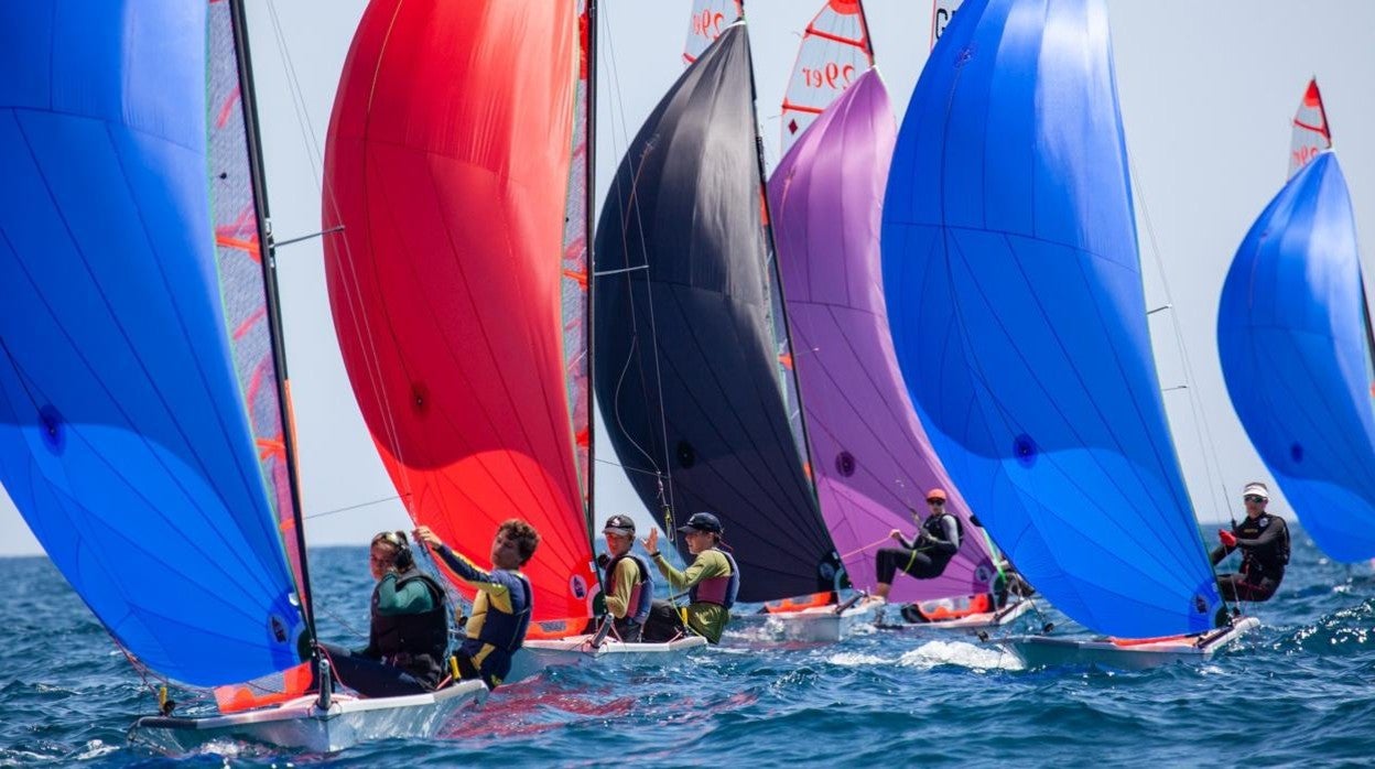 Los italianos Demurtras y Santi afrontan la Fase Final del Mundial de 29er en El Balís líderes