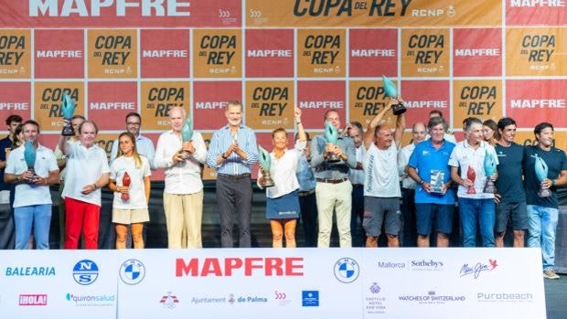 El Rey entrega los galardones a los vencedores de la 40 Copa del Rey Mapfre