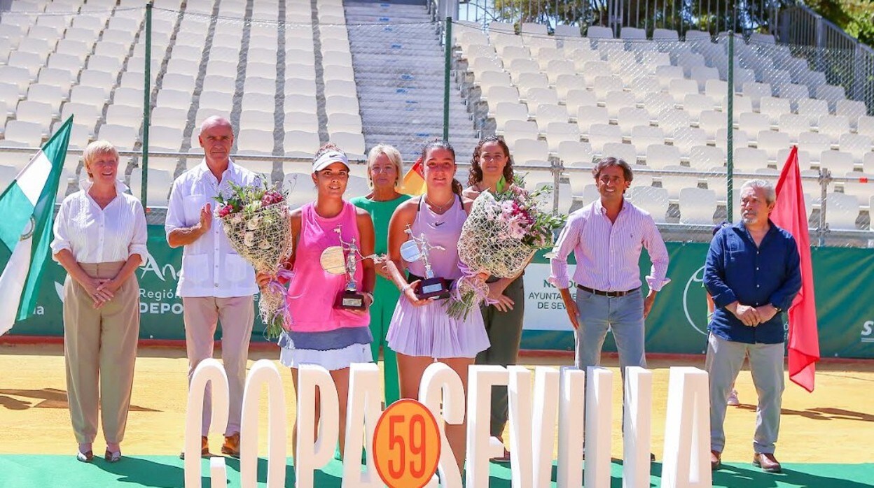 Entrega de premios tras la final de la Copa Sevilla femenina, de la que María José Luque ha salido ganadora
