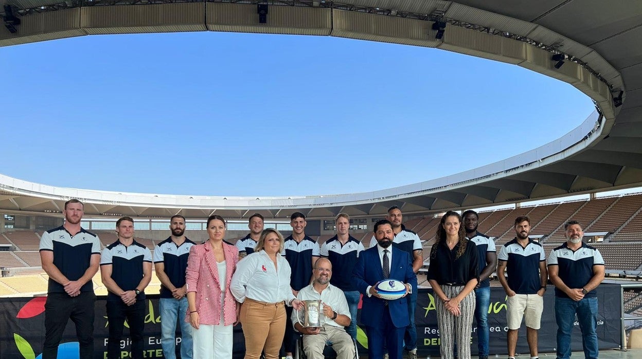 Integrantes de la plantilla del Ciencias, el presidente Alejandro Díaz-Trechuelo, el secretario general para el Deporte, José María Arrabal, e integrantes de la FER posan con la Copa del Rey en el estadio de la Cartuja