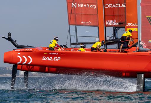 España salió a navegar enfundados en la camiseta del Cádiz con el 10 en la espalda