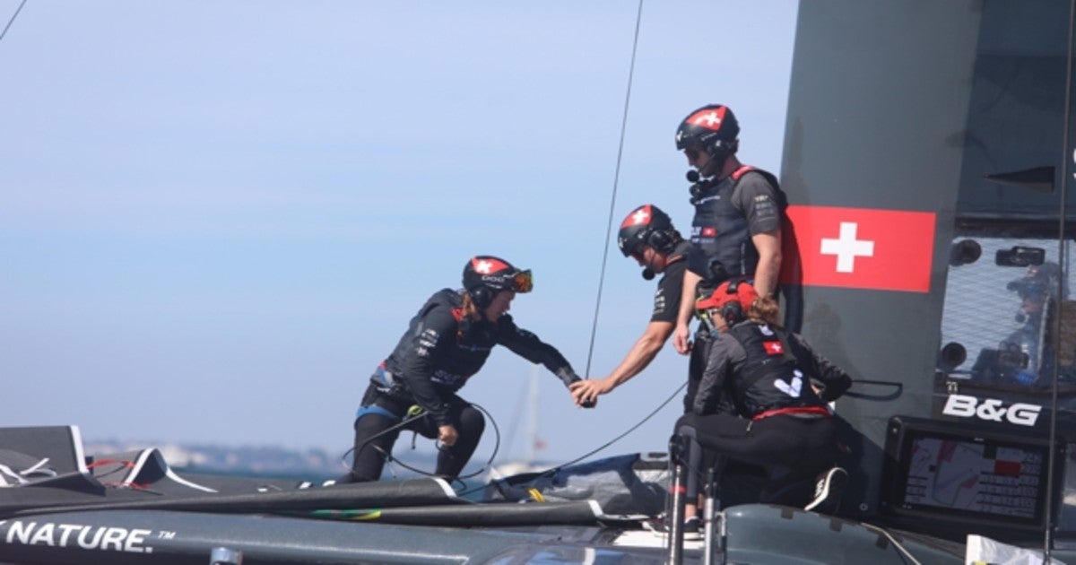 La embarcación suiza, instantes previos al inicio de la regata