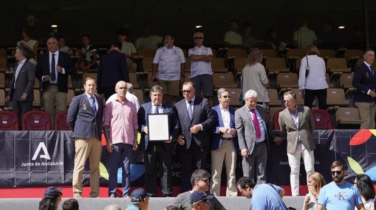 El Ciencias Enerside recibe de manos del presidente de la Federación Española de Rugby