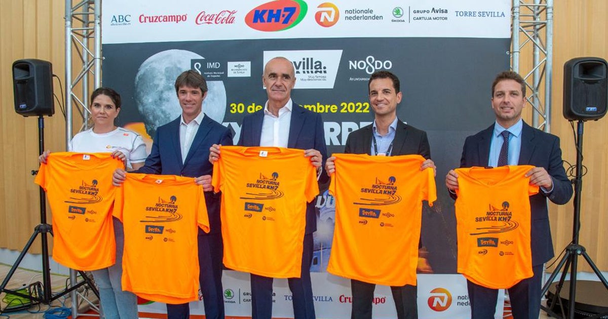 El alcalde de Sevilla, Antonio Muñoz, posa con la camiseta de la Nocturna del Guadalquivir KH-7 2022