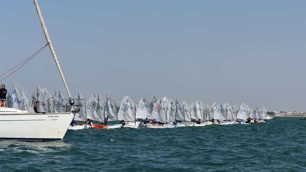 Viento y tensión en la bahía de Cádiz en la segunda jornada del Trofeo de la Hispanidad de Optimist