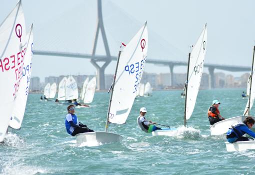 Viento y tensión en la bahía de Cádiz en la segunda jornada del Trofeo de la Hispanidad de Optimist