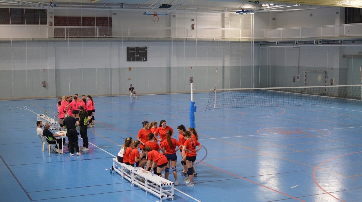 Tiempo muerto en un partido de voleibol femenino del Sadus