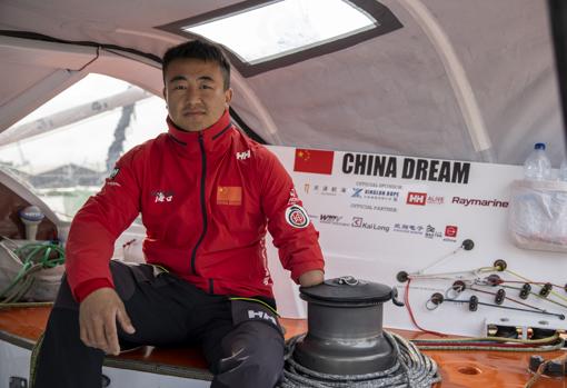 Tres navegantes solitarios ante la adversidad de la Route du Rhum